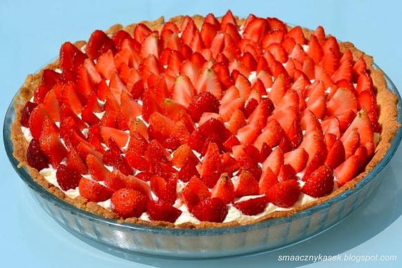 Letnia tarta z truskawkami i waniliowym kremem