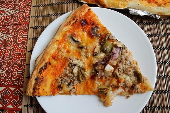 Domowa pizza prawie okrągła