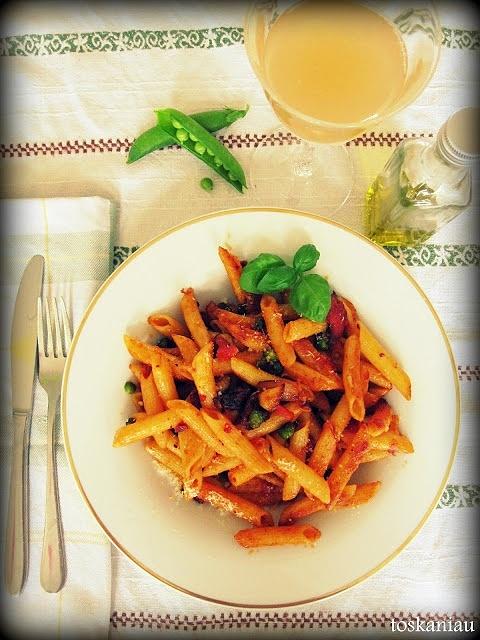 Penne z groszkiem, boczkiem i kaparami w sosie pomidorowym