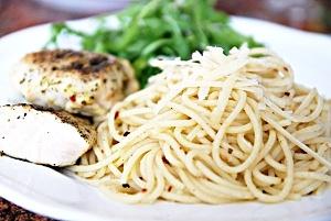 Makaron chilli z grillowaną kurą na wakacje