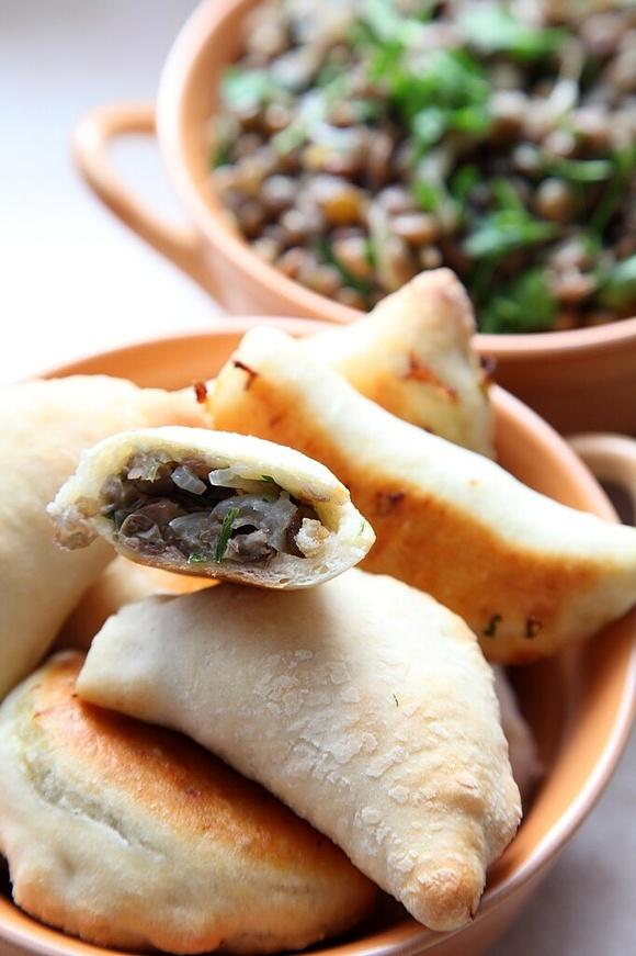 Pieczone pierogi z zieloną soczewicą i pietruszką