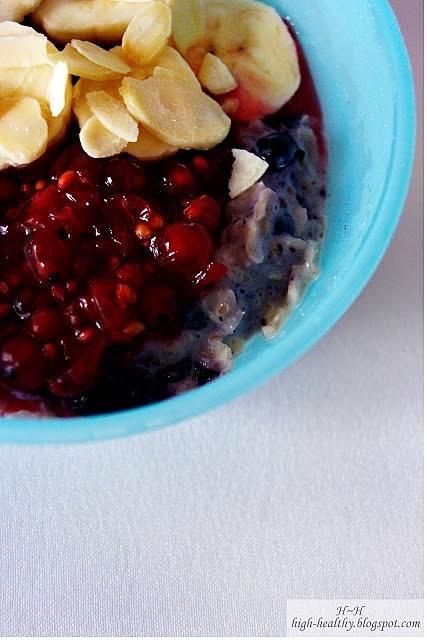 Jagodowa owsianka z porzeczkami i bananem podrożna