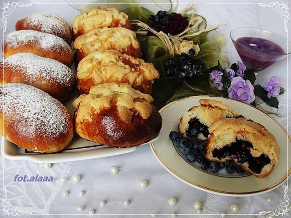 Jagodzianki domowe z jagodami - przepis na ciasto drożdżowe
