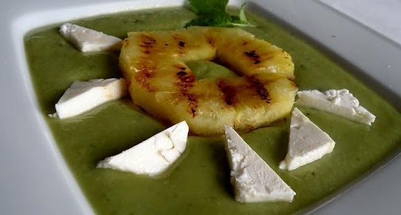 Krem z bobu z melisą grillowany ananas z kozim serem