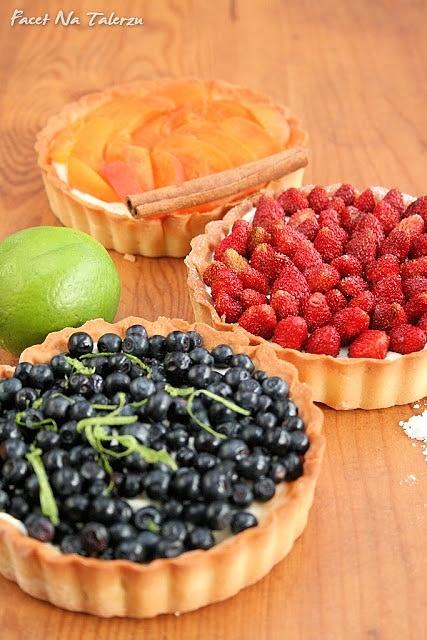 Tarta z jagodami, poziomkami i kremem mascarpone