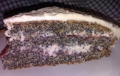 Tort makowo-truskawkowy