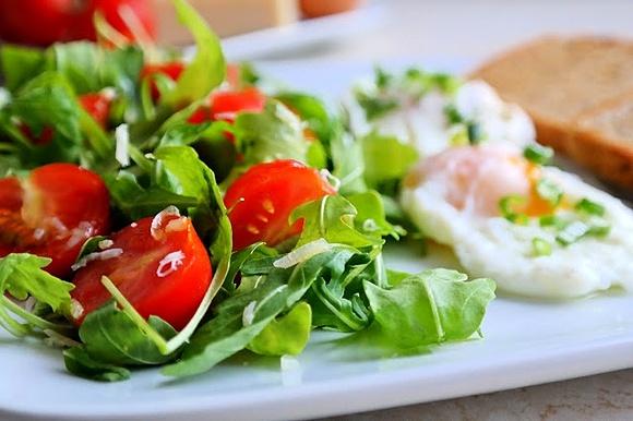 Jajka w koszulce z parmezanem i rukolą na śniadanie