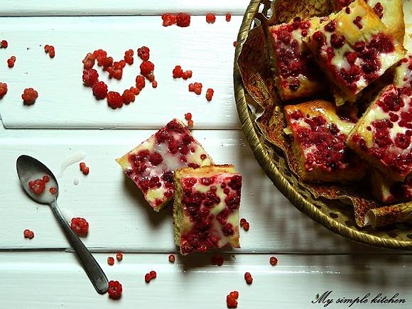 Drożdżówka z serem waniliowym i malinami