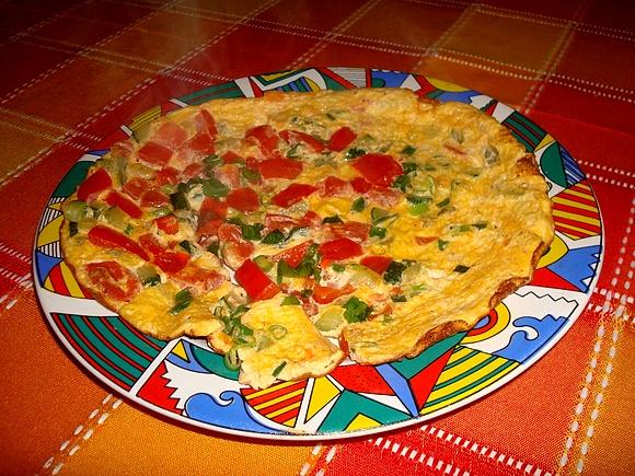 Omlet z warzywami: cukinia, papryka, pomidor i szczypiorek