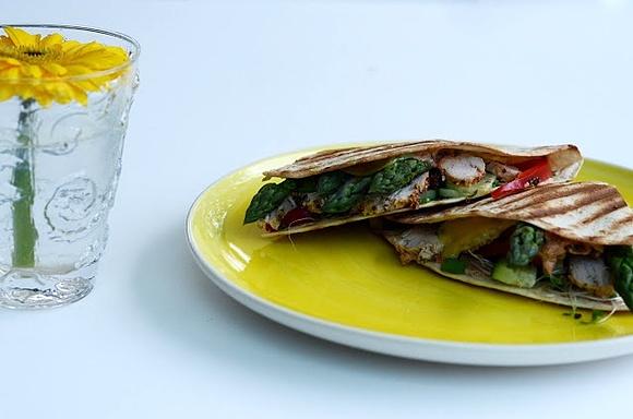 Piadina z kurczakiem musztardowym i szparagami