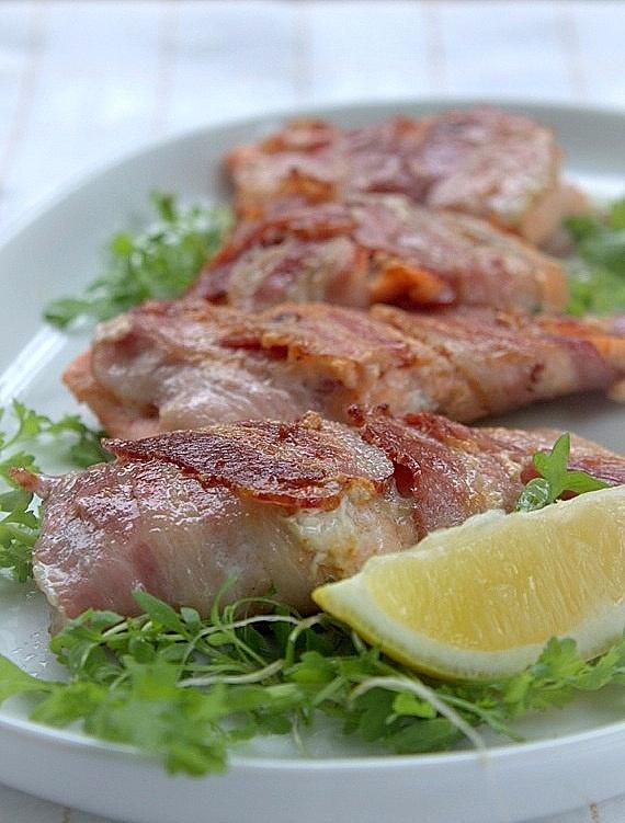 Pstrąg łososiowaty smażony w boczku ze szpinakowymi ziemniakami