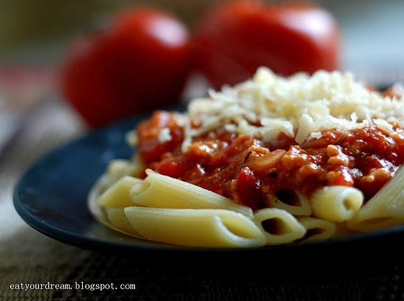 Penne z sosem bolońskim