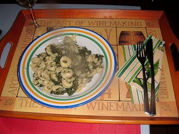 Pierożki tortellini z sosem szpinakowym