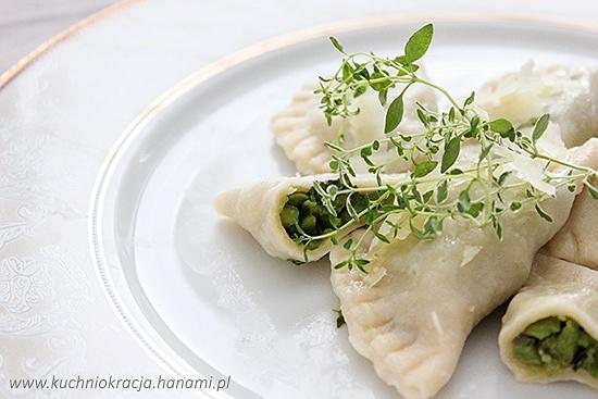 Pierogi z nadzieniem z bobu, czosnku i świeżych ziół