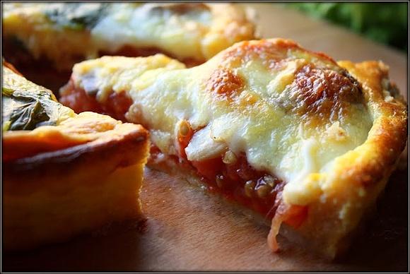 Tarta trzy sery z pieczonymi pomidorami i rozmarynem