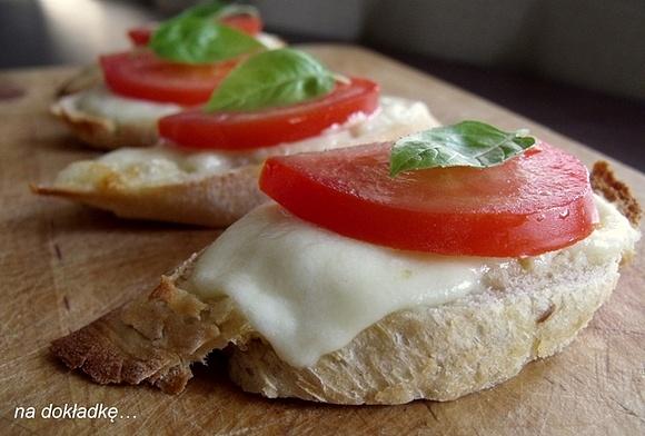 Tost z mozzarellą i pomidorem