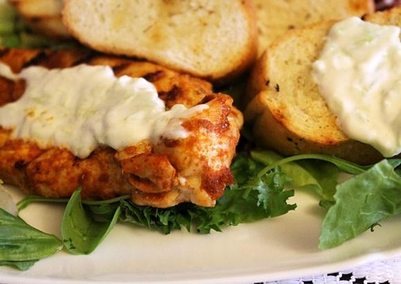 Kurczak po indyjsku z grilla z przyprawami i pastą curry