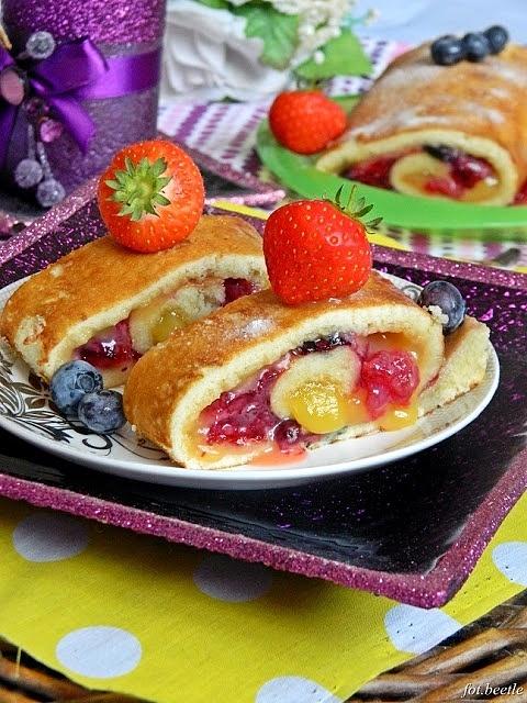 Rolada z owocami lata i lemon curd