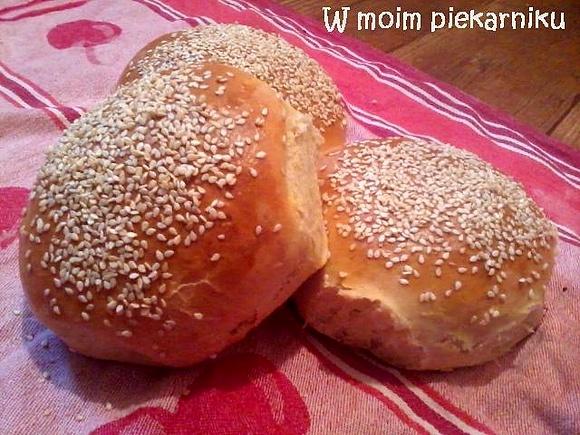 Drożdżowe bułki z sezamem