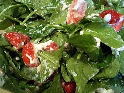 Sałatka ze szpinakiem, truskawkami i ricottą