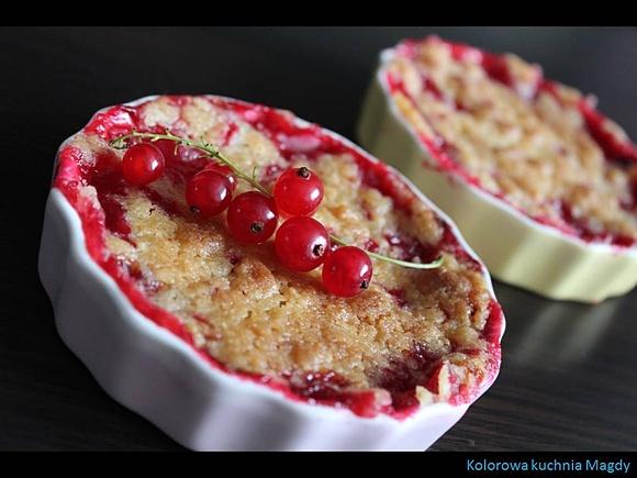 Crumble z czerwoną porzeczką pod kruszonką