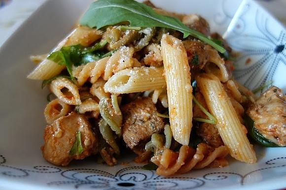 Pene z czerwonym pesto