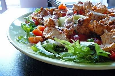 Sałatka z grillowanego kurczaka z ogórkiem, papryką i dressingiem miodowo-musztardowym