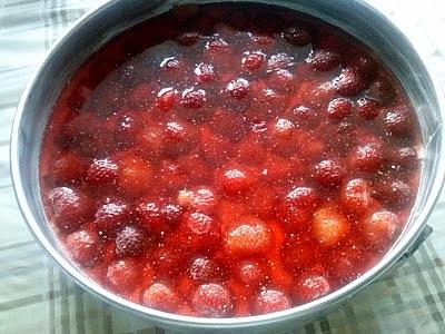 Pascha z truskawkami torcik serowy