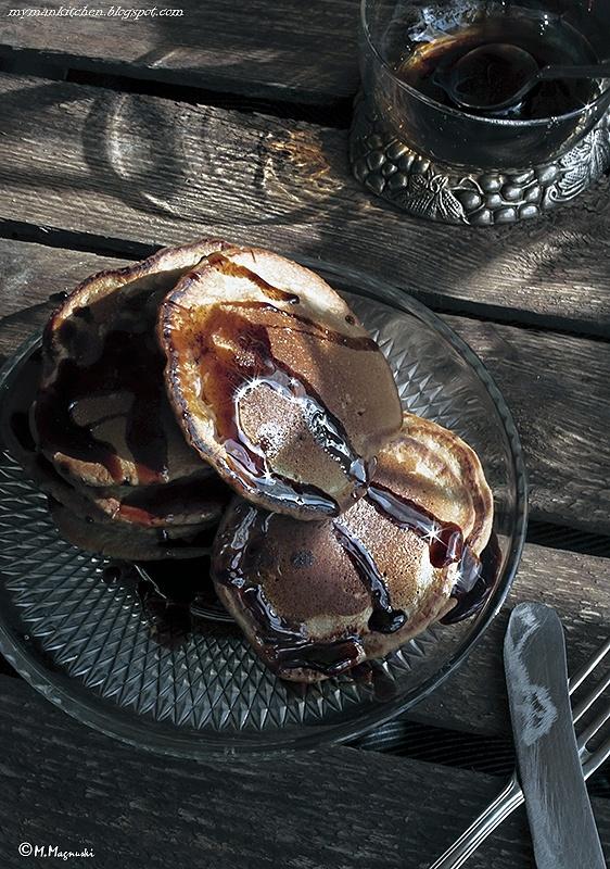 Bezmleczne kawowe pancakes z czarnym syropem