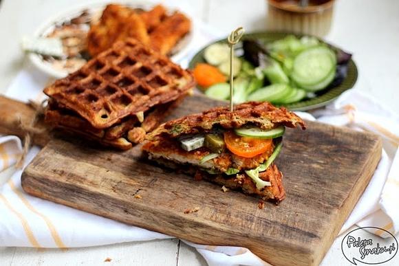 Gofry z parmezanem i dymką, gofrowa kanapka