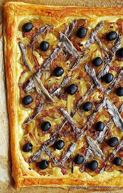 Tarta z anchois i czarnymi oliwkami na cieście francuskim