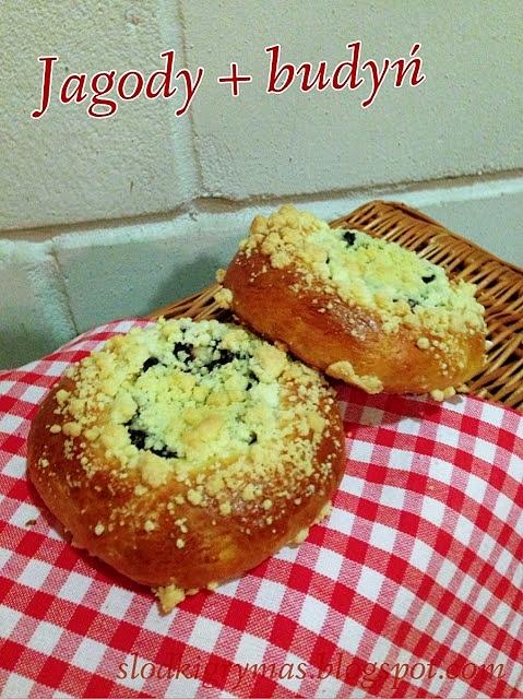Drożdżówki z budyniem jagodami i kruszonką