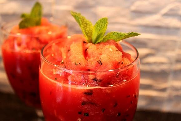 Orzeźwiający arbuzowy slush z miętą i limonką