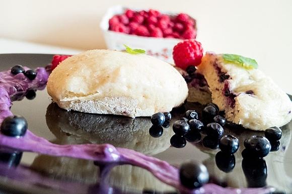 Kluski na parze z jagodami i sosem mascarpone