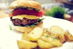 Mk na wakacje. Domowe burgery z dijon i pomidorem.