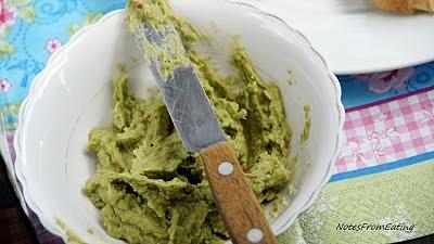 Grzanki z pikantną pastą z bobu