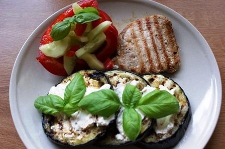 Grillowany bakłażan z schabem i sałatką