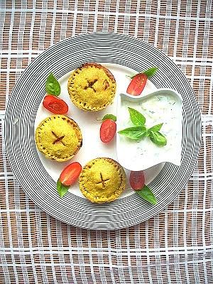 Mini paje z mieloną wieprzowiną i papryką z dipem tzatziki
