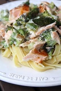 Tagliatelle z łososiem, szparagami i brokułami w sosie śmietanowym z martini