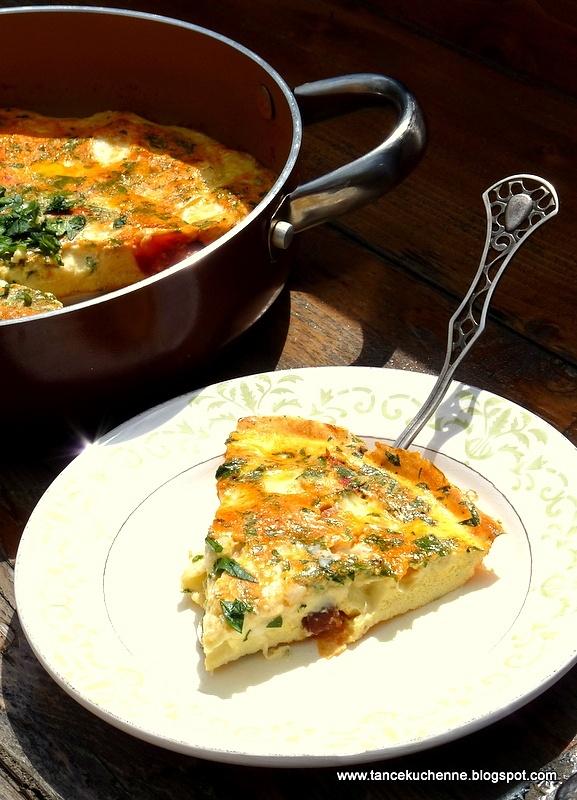 Frittata z chorizo, pomidorami i mozzarellą