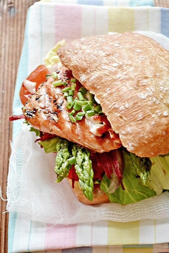 Ciabatta z łososiem i szparagami wiosennie