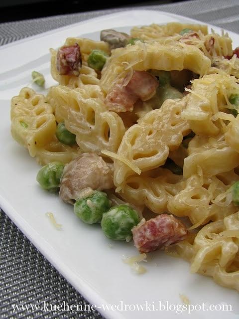 Makaron z boczkiem groszkiem pieczarkami mascarpone