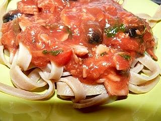 Tagliatelle z tuńczykiem i czarnymi oliwkami
