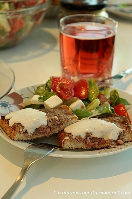 Grilowane tosty z mięsem mielonym