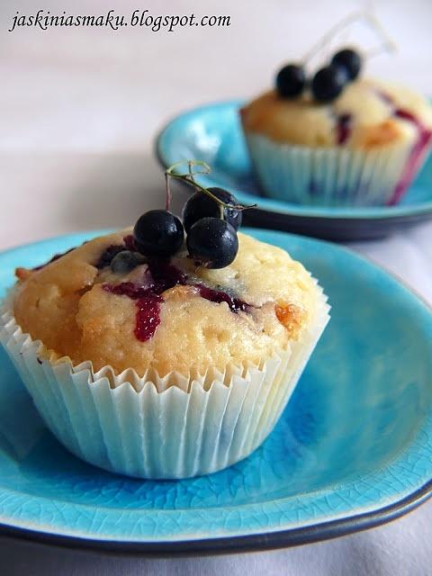 Muffinki z czarną porzeczką i białą czekoladą
