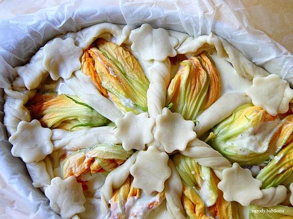 Rustykalna tarta z kwiatami cukinii, ricottą i mozzarellą