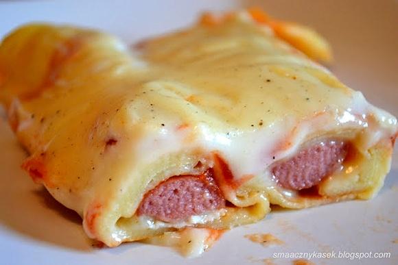 Cannelloni naleśnikowe z parówką i serem brie