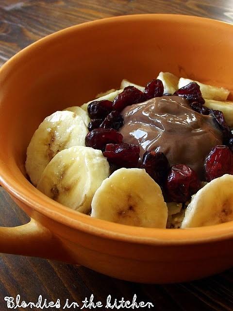 Owsianka na mleku czekoladowym z bananami i żurawiną