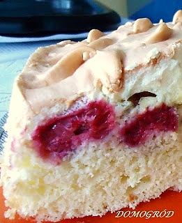 Puszysty biszkopt z malinami i delikatną pianką