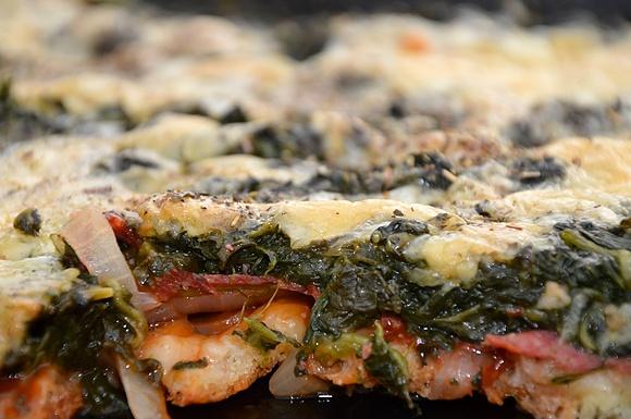 Pizza z salami, szpinakiem i czosnkiem